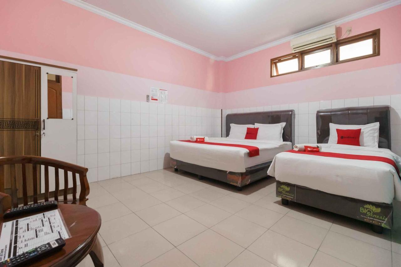 Reddoorz Plus @ Jalan Gatot Subroto Medan Sunggal Exterior photo